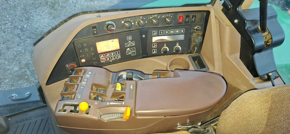 Ciągnik JOHN DEERE 8220