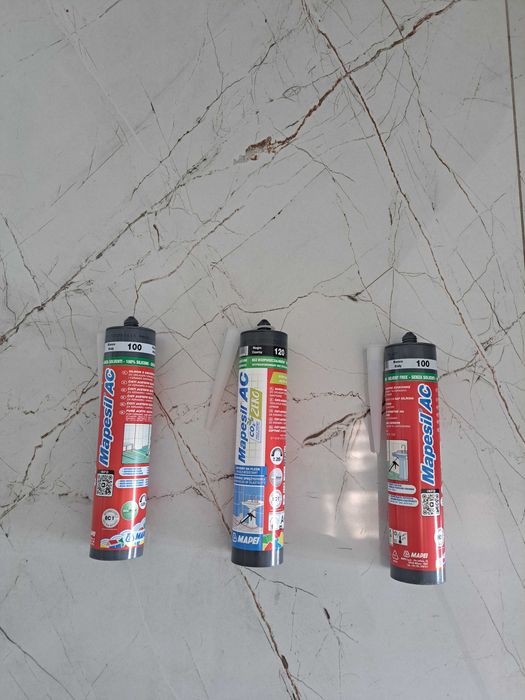 Silikon MAPEI biały 100, oraz czarny 120