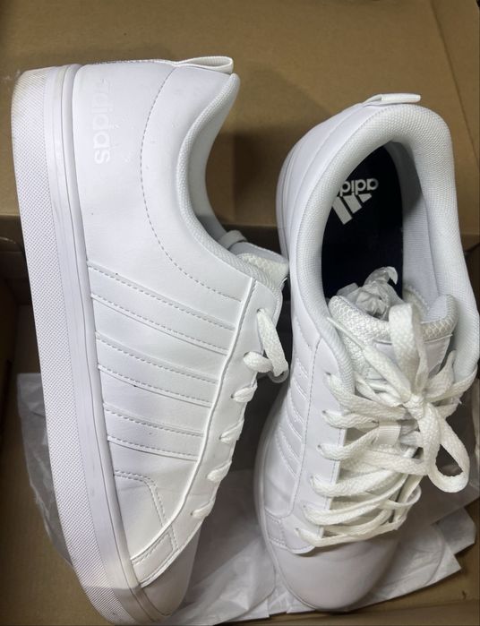 Білі кросівки adidas