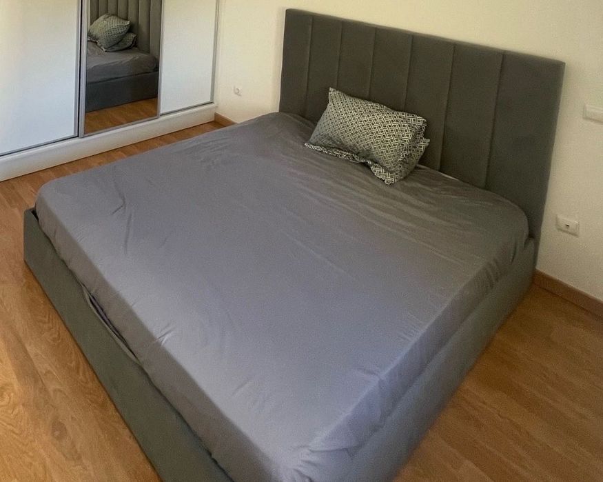 Cama cinza nova (pele pêssego)