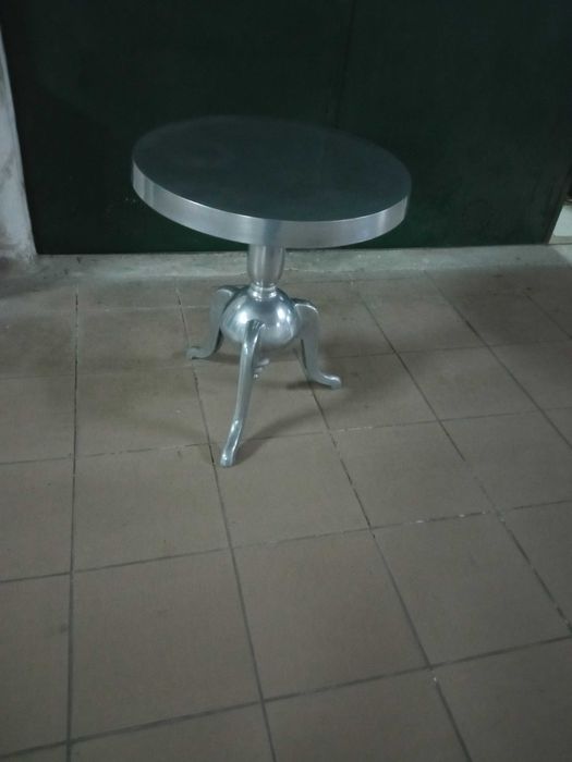 Mesa decorativa em aluminio