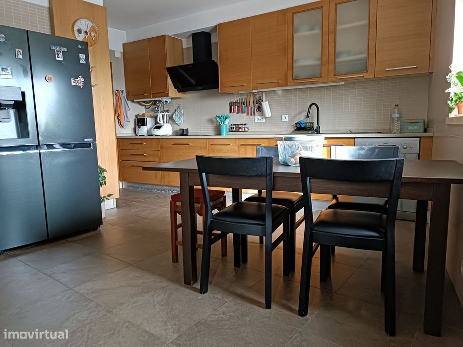 Moradia T3+1 com garagem e rooftop em Freiria