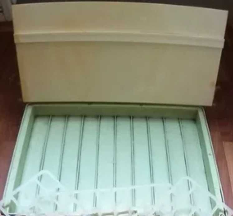 ХолодильникуНачинка Дверца и Поддон из пластика
