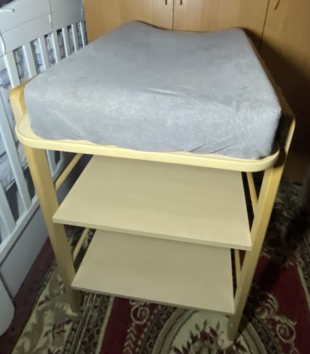 Пеленальний столик