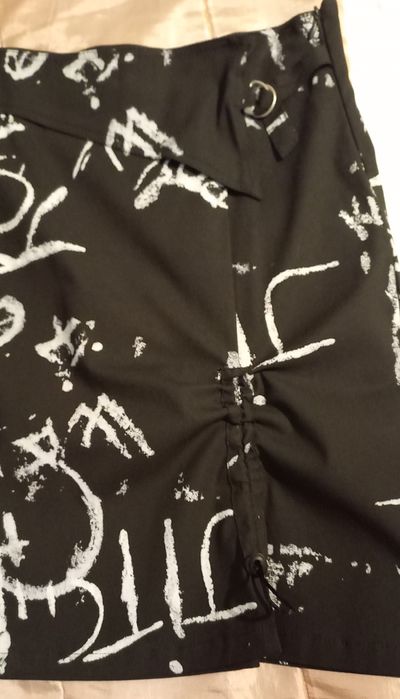 2 saias de verão, cor tijolo e preta c/ desenhos brancos, pelo joelho