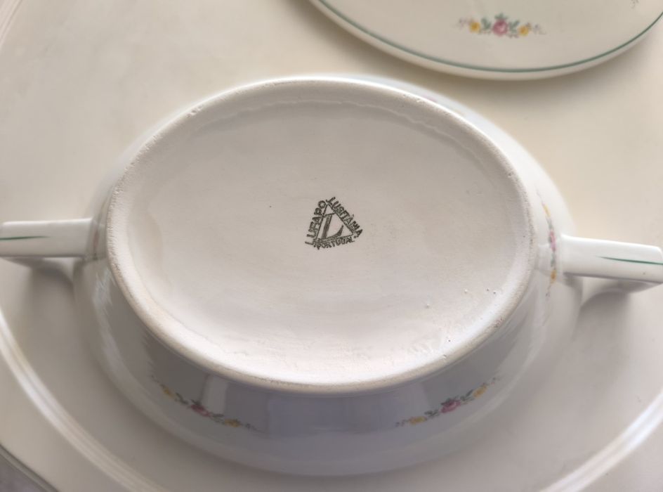 Terrina antiga em porcelana portuguesa