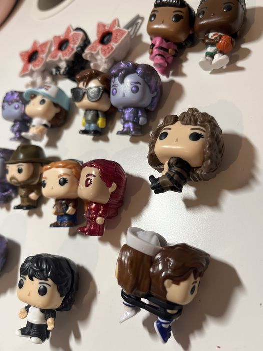 Vendo bonecos de Stranger things do kinder joy