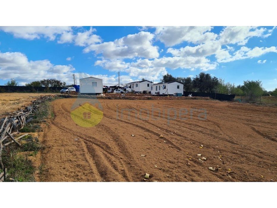 Terreno com 15600m2 em Albufeira, com 10 casinhas amovíveis e com f...