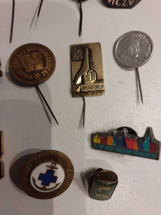 Przypinki, wpinki, stare odznaki 37 szt.