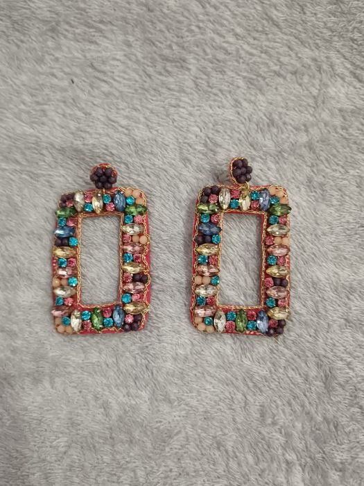 Brincos coloridos como novos