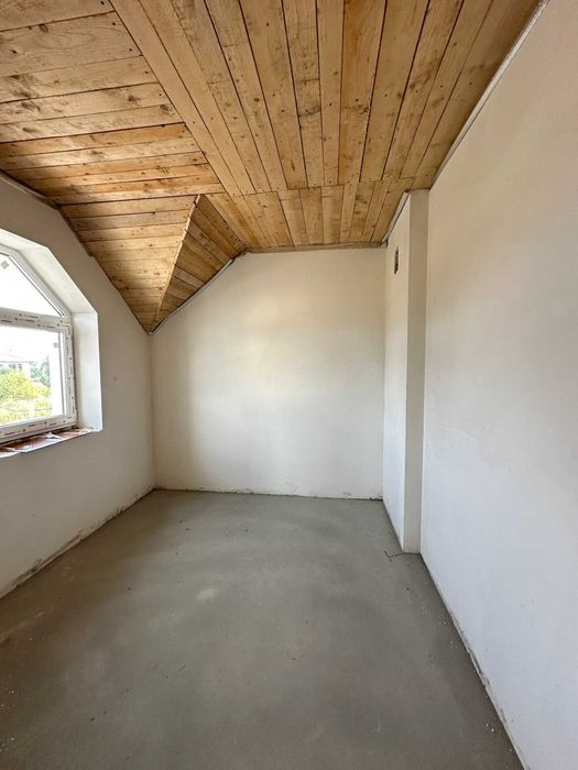 Великий будинок у Крихівцях з ділянкою 6 сот.!