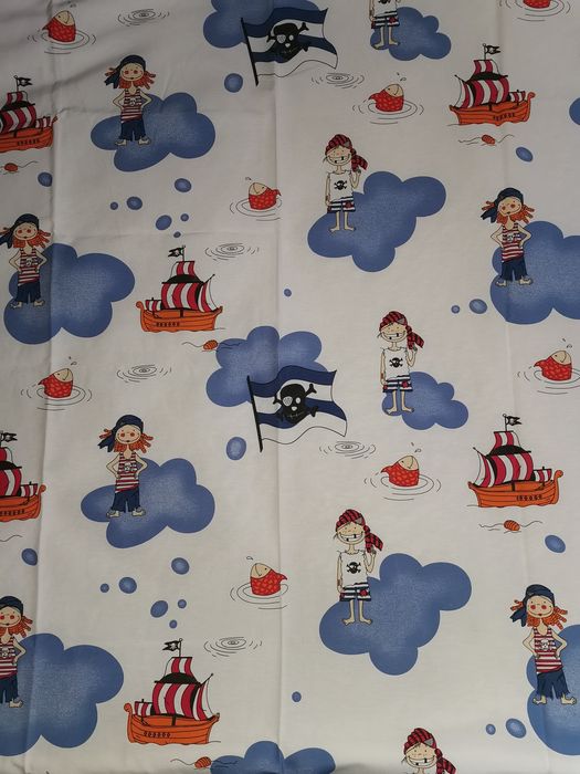 Zasłonka z piratem 165 x 143 cm obszyta