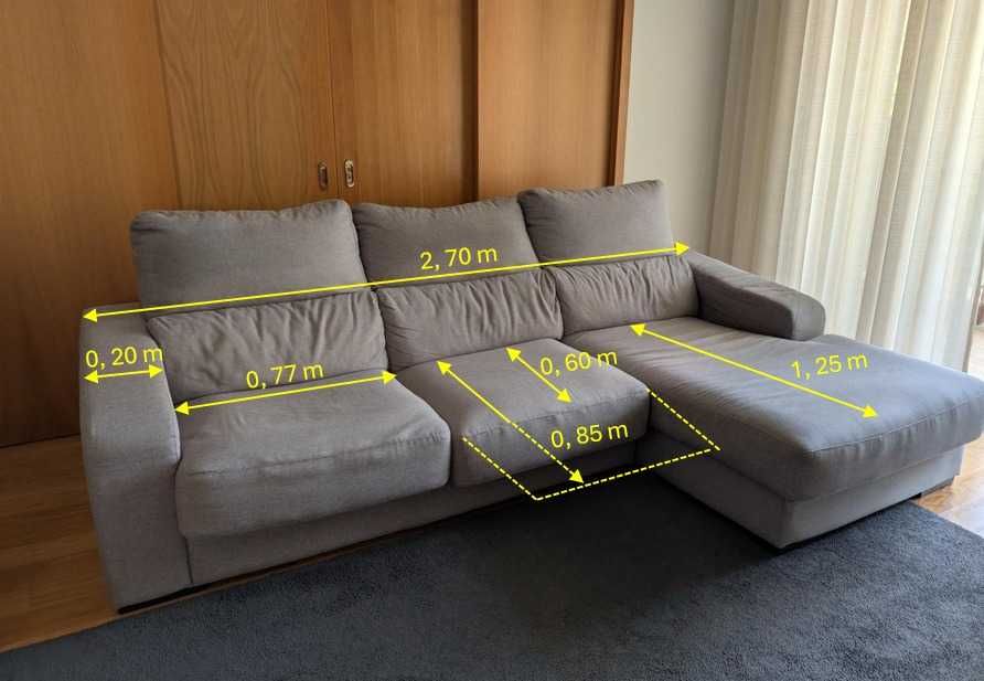 Sofá de 3 lugares com chaise longue; os 2 assentos movimentam-se para aumentar a área do assento. Carris não visíveis.