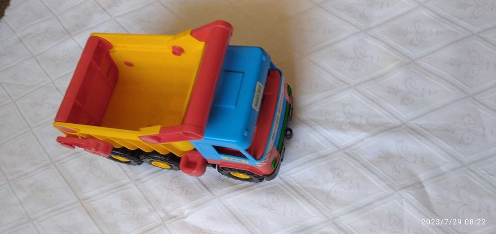 Продам игрушечный самосвал серии Middle truck   - б/у