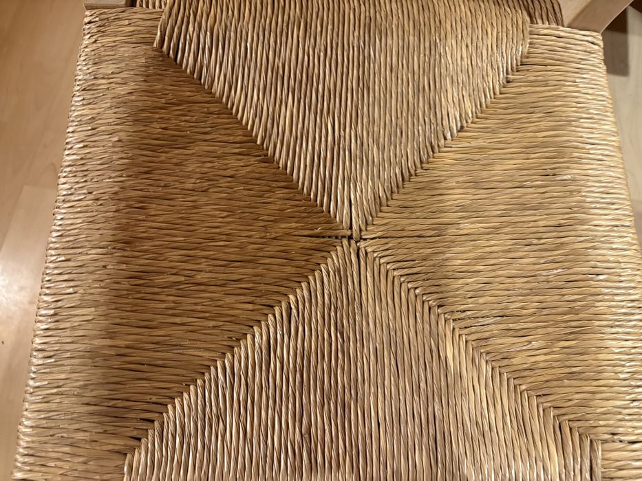 Krzesla sosnowe z wikliną