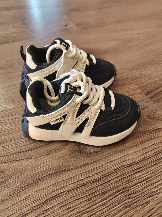 Продам дитячі кросівки нові