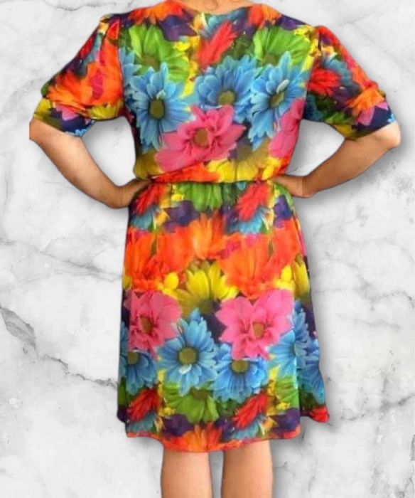 Sukienka w kwiaty z dekoltem