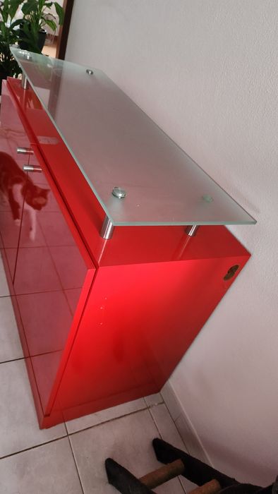 Móvel com prateleira em vidro lacado
