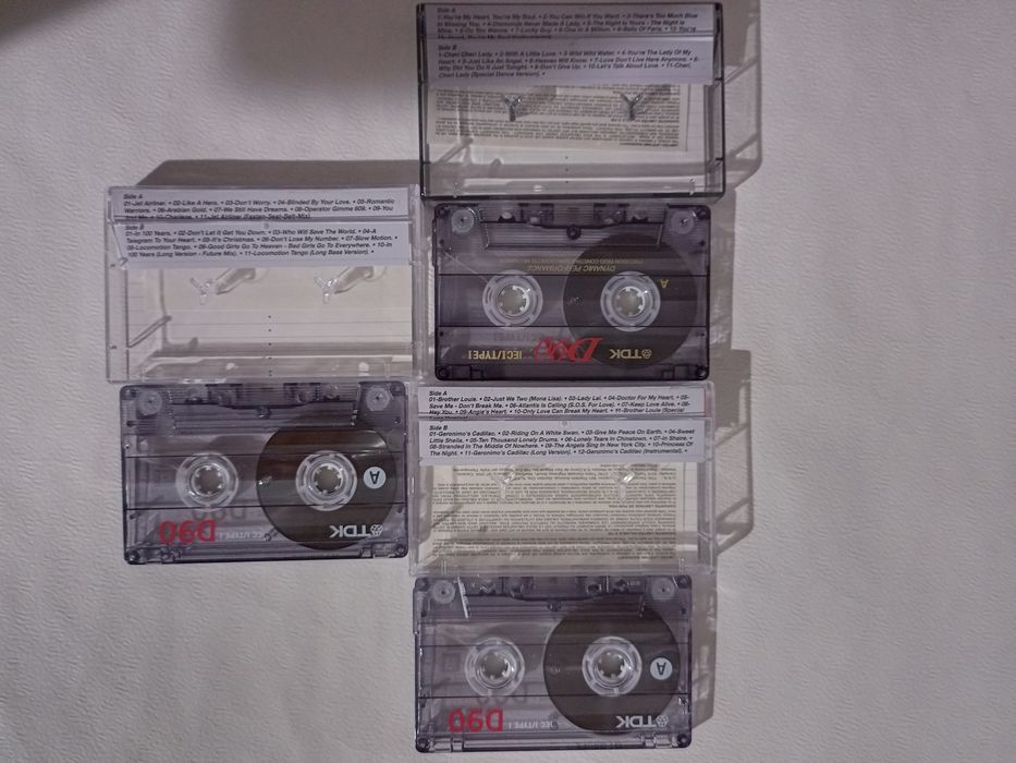 Новые кассеты с записью.