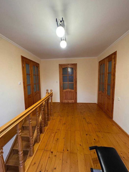 Домоволодіння з магазином у с. Брусниця