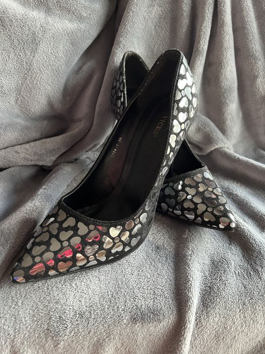 Szpilki w serca czarne