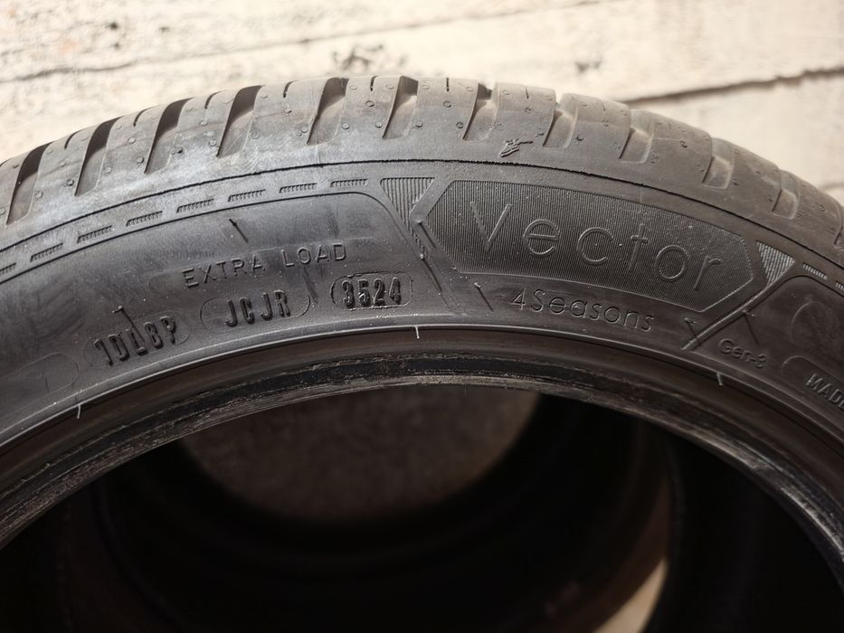 Goodyear Vector 4Seasons Gen-3 235/45 R17 97Y XL - 2024