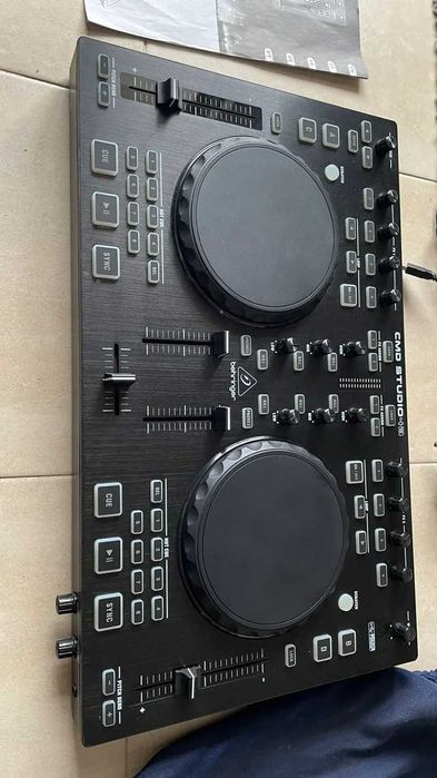 Mesa de Mistura Behringer CMD Studio 4A