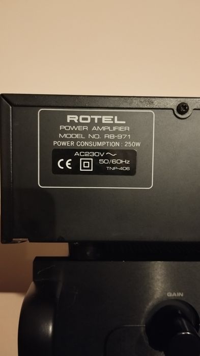 Vendo amplificador de potência Rotel modelo RB971 a trabalhar na perfe