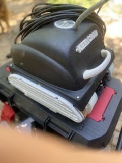 Robô de limpeza profissional KeelCrab para manutenção de iates e barco