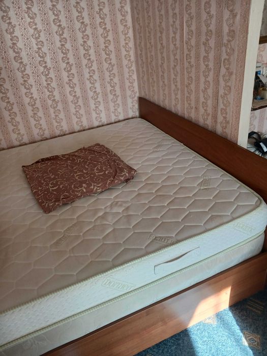 Кровать 2-х спальна в идиальном состоянии сдвумя матрасами один из них ортопедический