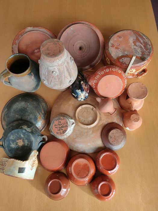 Conjunto de loiça antiga em cerâmica.