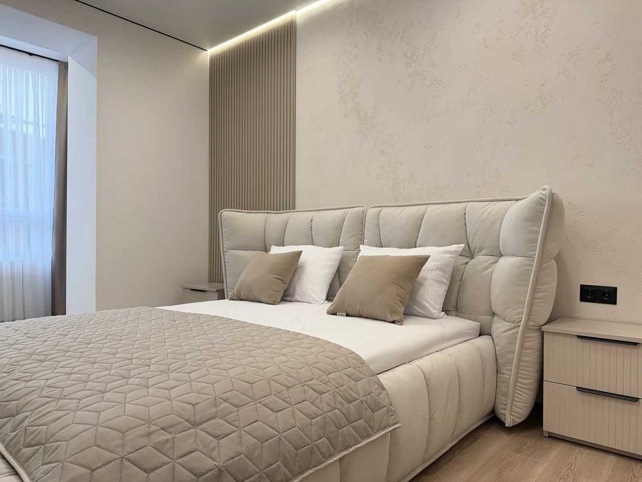 Стильна трикімнатна біля міського озера