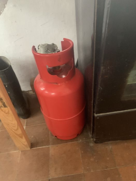 Двоповерхова дача з банькою.