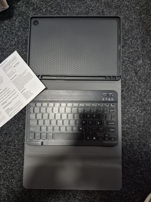 Capa com teclado Bluetooth integrado para tablet
