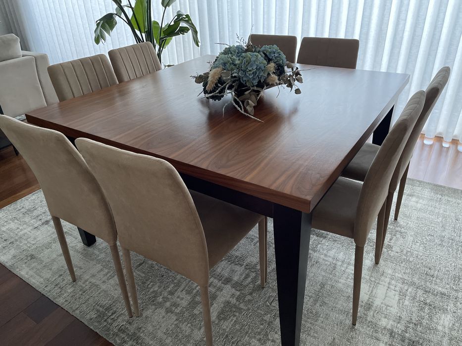 Mesa de sala de jantar com cadeiras