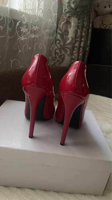 Лакові туфлі лодочки