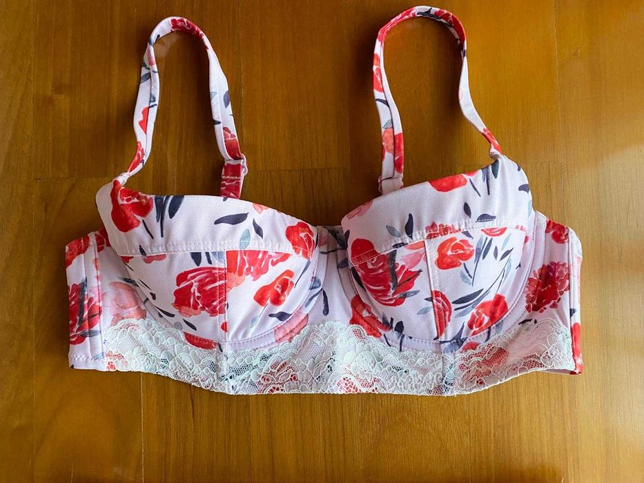 Bikini rosa e vermelho ás flores