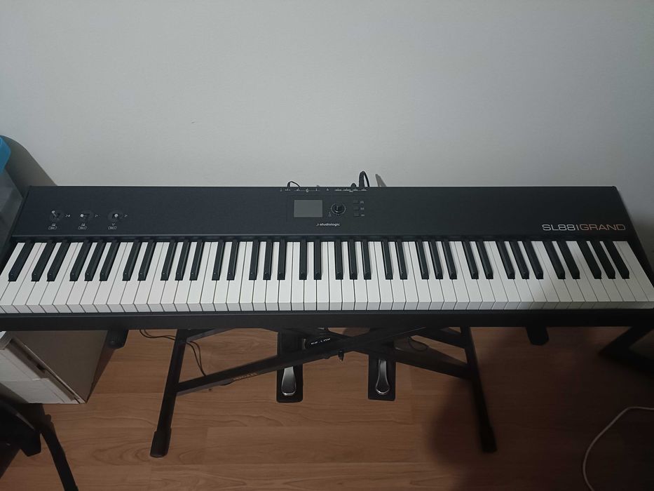 Piano/controlador StudioLogic sl88 grand, com suporte e dois pedais