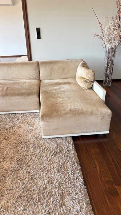 Sofá modelar mais mesa de apoio