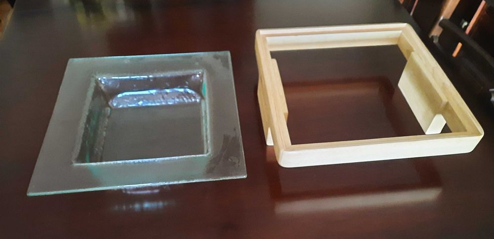 Saladeira em vidro, com suporte em bambú