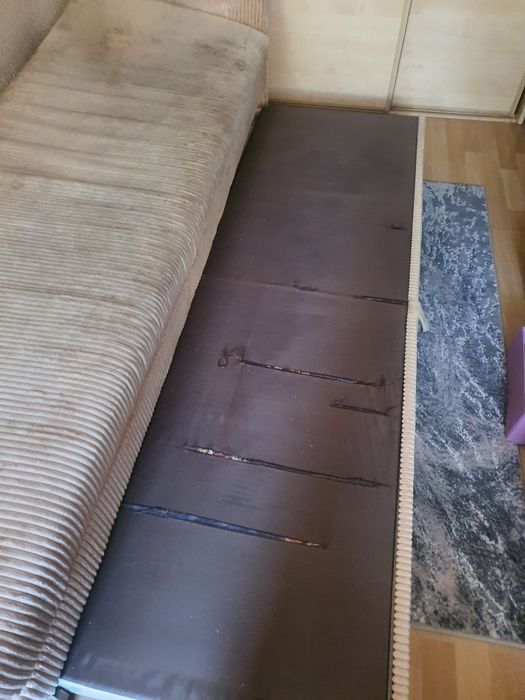 Kanapa-sofa z funkcją spania i metalowym stelażem