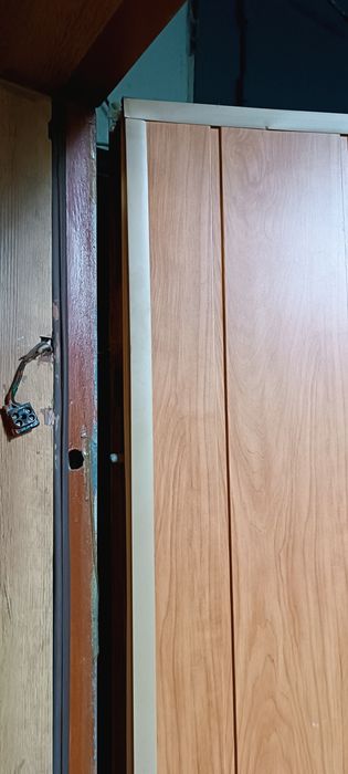 Продам входную железную дверь