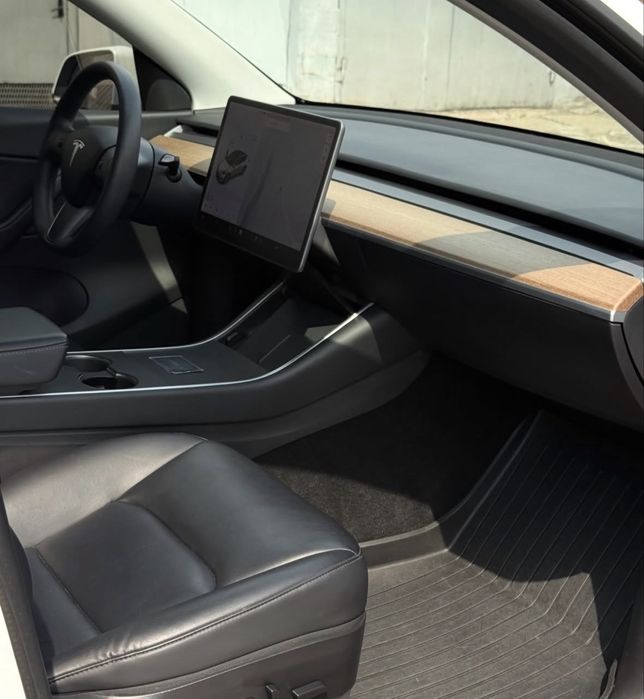 Tesla model Y 2020 рік