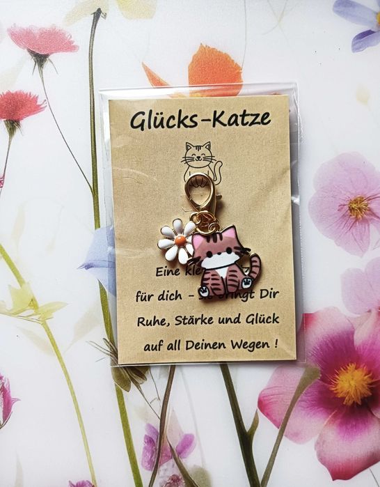 Zawieszka wisiorek uroczy kotek ze stokrotką