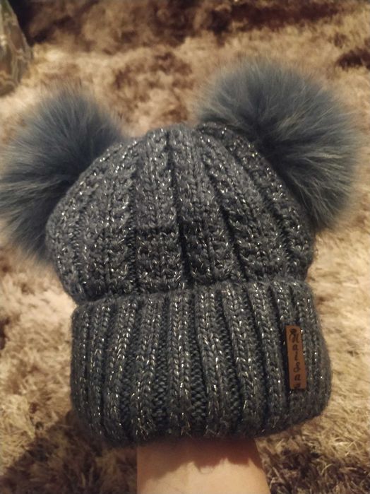 Зимова жіноча шапка