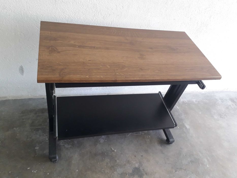 Secretária metálica em ótimas condições 1,00mx50cm, pode ser utilizada para computador