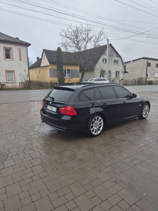 Продам БМВ 3 серії 2011 року в хорошому стані.
