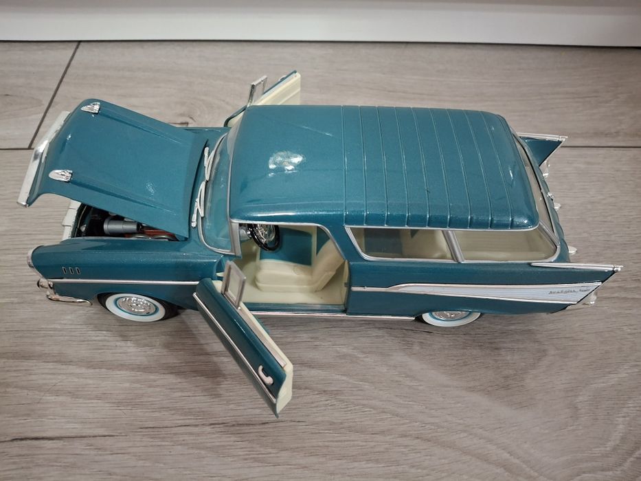 Album i samochód kolekcjonerski Chevrolet Nomad Road Legends 1:18