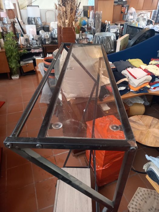 Guarda roupa em metal e madeira