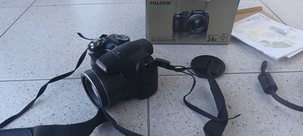 Máquina fotográfica FujiFilm FINEPIX S3200 (14 MP) - ótimo estado